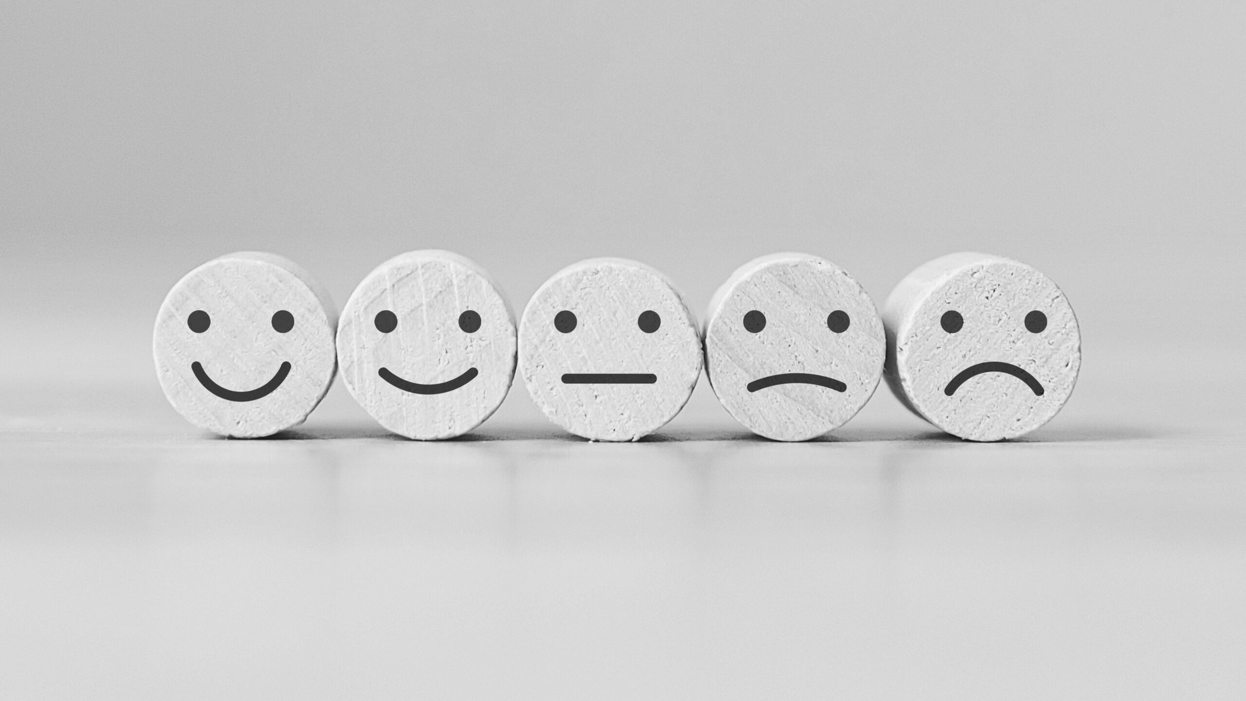 Fünf lachende Smilies die ein Bewertungssystem darstellen